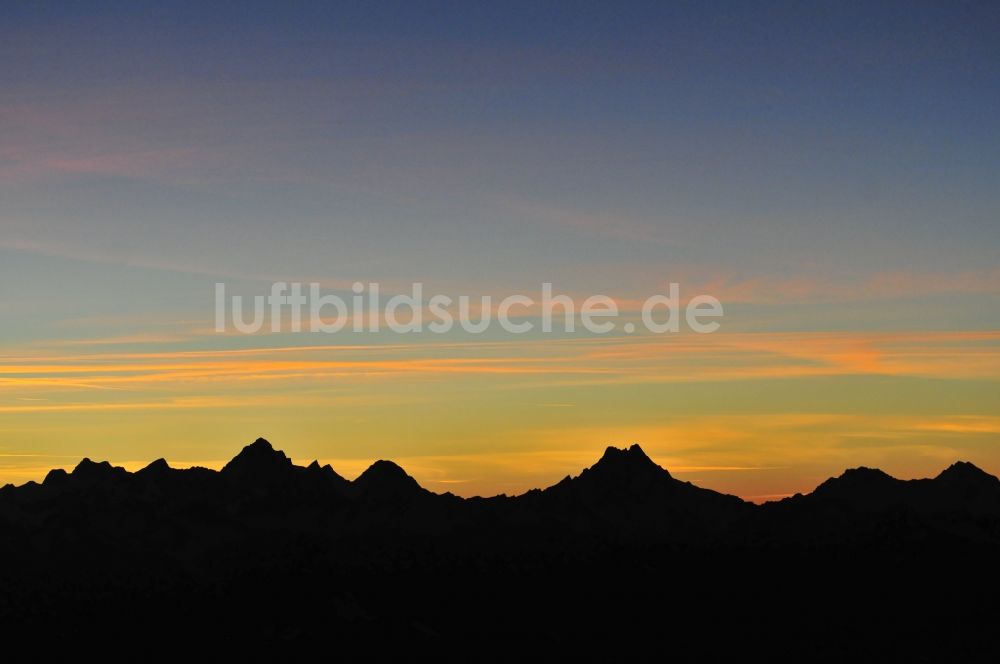 Luftbild Wallis - Sonnenuntergang mit Silhouette der Berg - Gipfel des Mont Blanc , dem höchsten Berg im Gebirge der Alpen im Dreiländereck bei Wallis in der Schweiz