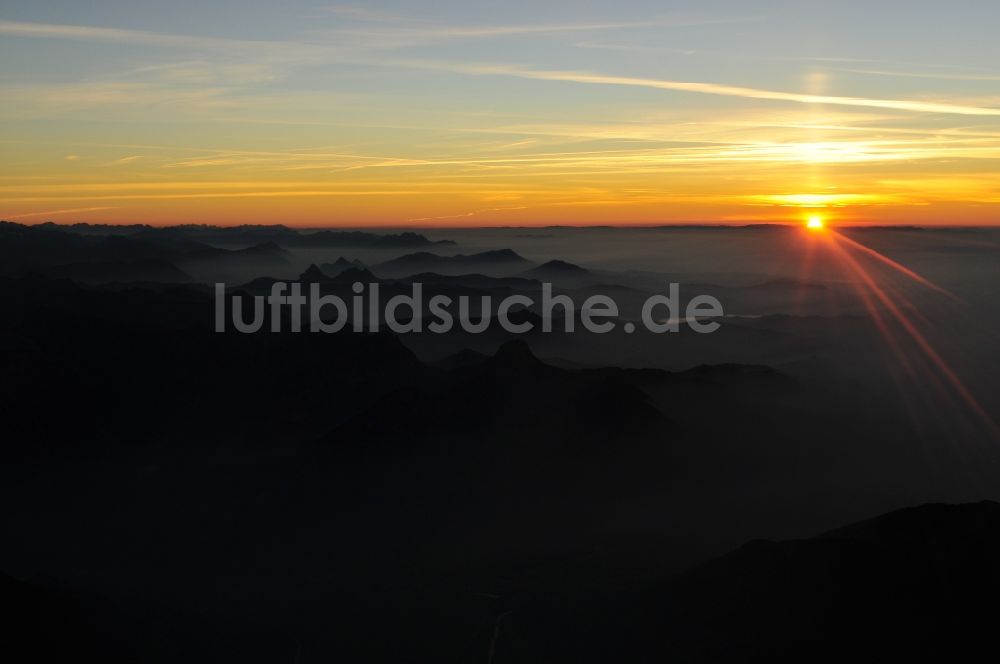 Luftaufnahme Wallis - Sonnenuntergang mit Silhouette der Schweizer Alpen im Dreiländereck bei Wallis in der Schweiz