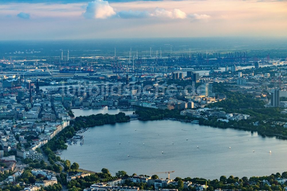 Hamburg von oben - Sonnenuntergang im Stadtgebiet der Außenalster in Hamburg