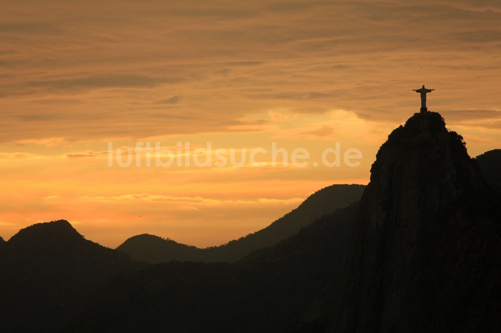 Luftbild Rio de Janeiro - Sonnenuntergang an der Statue Cristo Redentor auf dem Berg Corcovado in den Tijuca-Wäldern in Rio de Janeiro in Brasilien