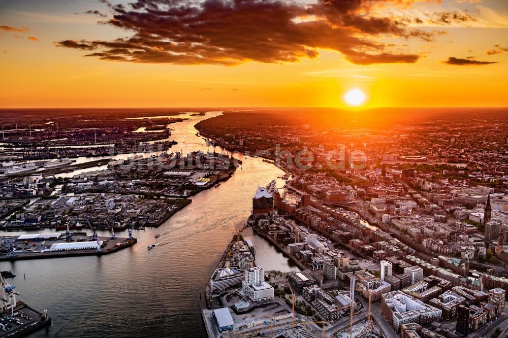 Hamburg von oben - Sonnenuntergang am Ufer des Flußverlaufes der Norderelbe in Hamburg, Deutschland