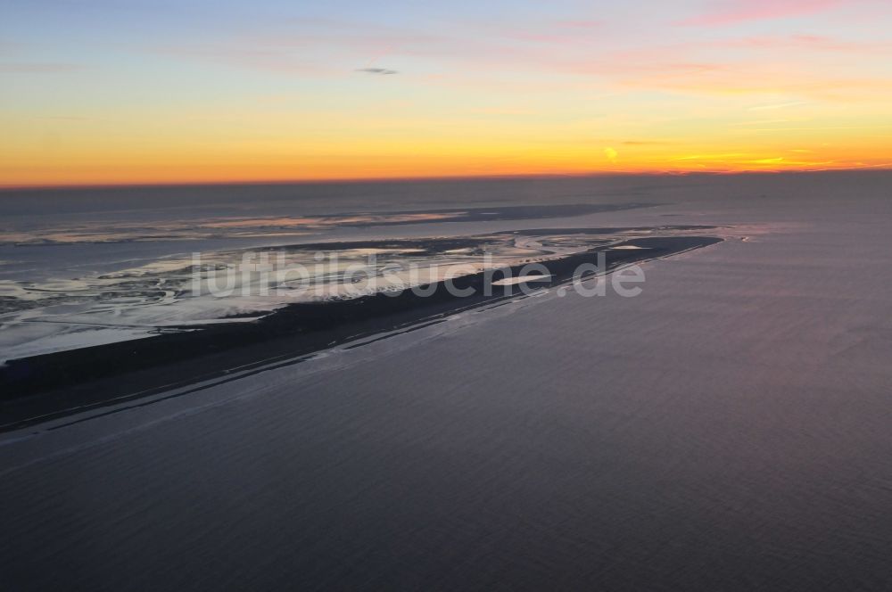 Juist von oben - Sonnenuntergangs- Landschaft bei Ebbe im Winter an der Nordseeinsel Juist im Bundesland Niedersachsen