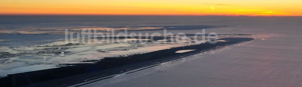 Juist aus der Vogelperspektive: Sonnenuntergangs- Landschaft bei Ebbe im Winter an der Nordseeinsel Juist im Bundesland Niedersachsen