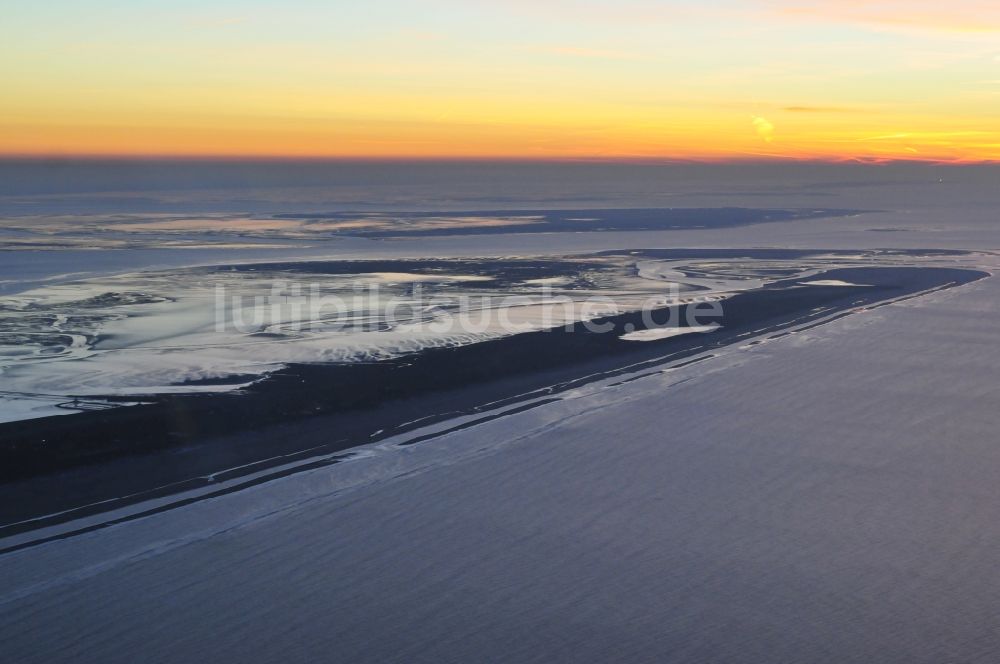 Luftbild Juist - Sonnenuntergangs- Landschaft bei Ebbe im Winter an der Nordseeinsel Juist im Bundesland Niedersachsen