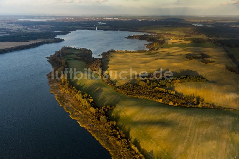 Wesenberg von oben - Sonnenuntergangs- Landschaft am Ufer des Woblitzsee bei Wesenberg im Bundesland Mecklenburg-Vorpommern