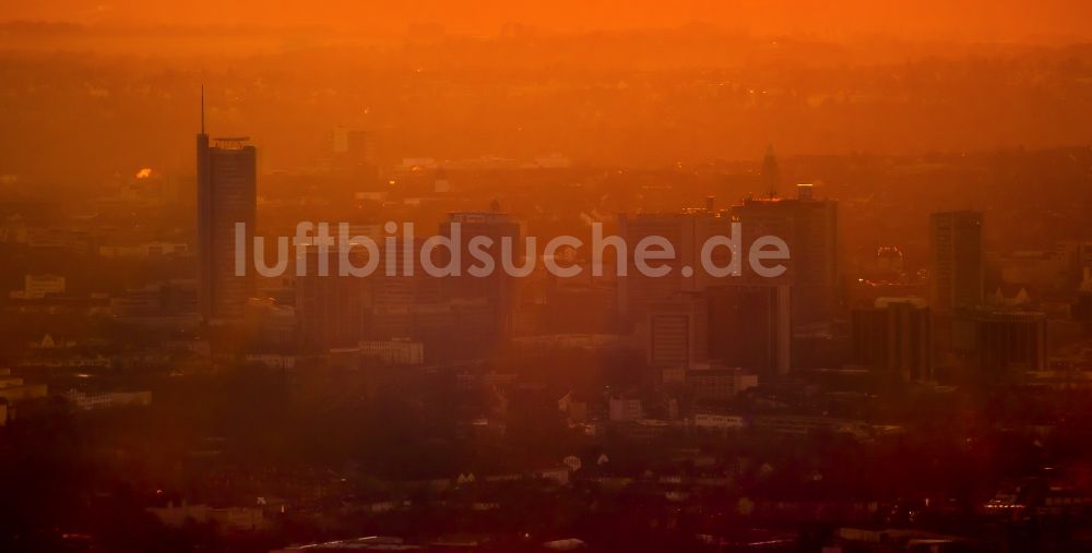 Essen von oben - Sonnenuntergangs- Skyline von in Essen im Bundesland Nordrhein-Westfalen