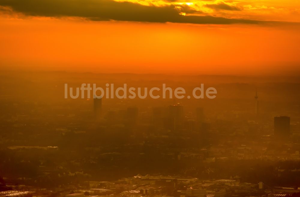 Essen aus der Vogelperspektive: Sonnenuntergangs- Skyline von in Essen im Bundesland Nordrhein-Westfalen