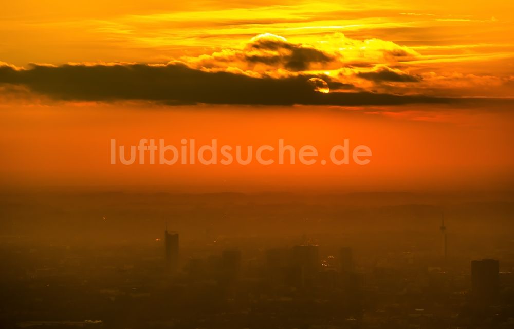 Luftbild Essen - Sonnenuntergangs- Skyline von in Essen im Bundesland Nordrhein-Westfalen