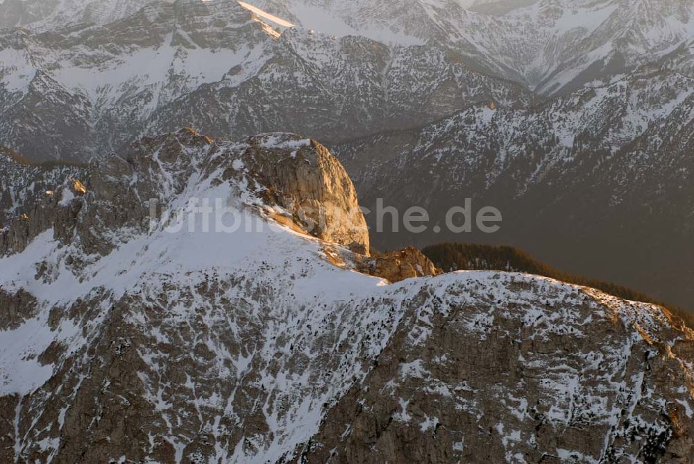 Luftbild Kempten - Sonnenuntergangsstimmung über den Alpenketten südlich der Region Kempten im Allgäu (Bayern)