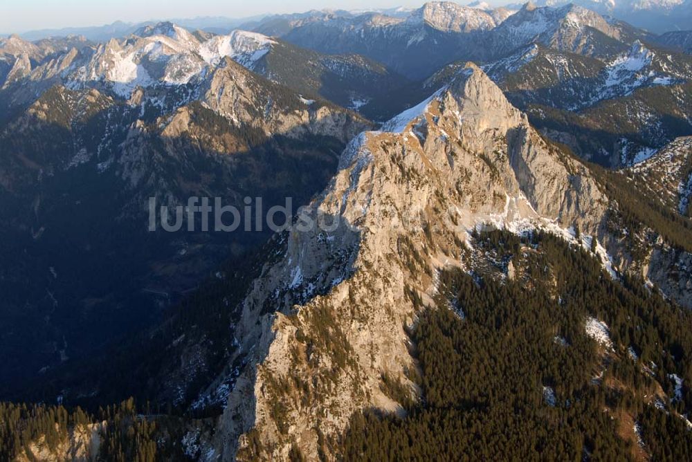 Luftaufnahme Kempten - Sonnenuntergangsstimmung über den Alpenketten südlich der Region Kempten im Allgäu (Bayern)