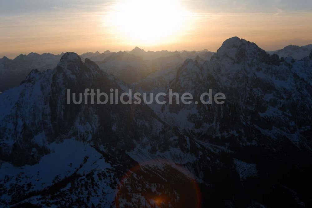 Kempten aus der Vogelperspektive: Sonnenuntergangsstimmung über den Alpenketten südlich der Region Kempten im Allgäu (Bayern)