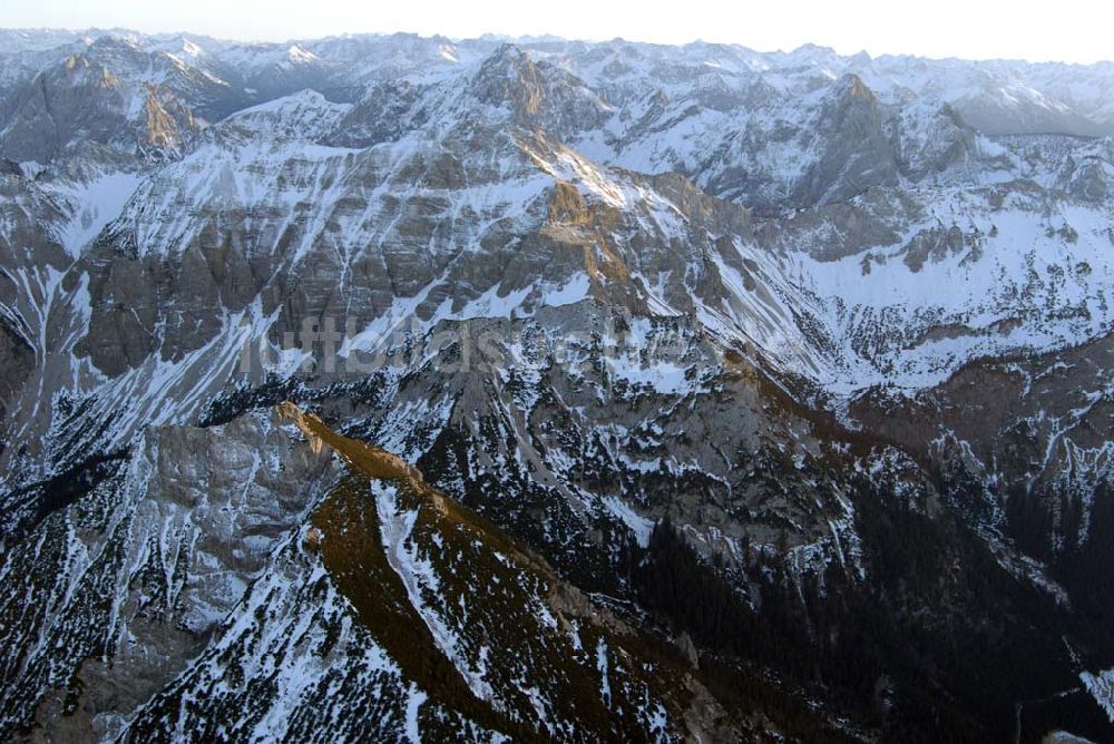 Luftaufnahme Kempten - Sonnenuntergangsstimmung über den Alpenketten südlich der Region Kempten im Allgäu (Bayern)