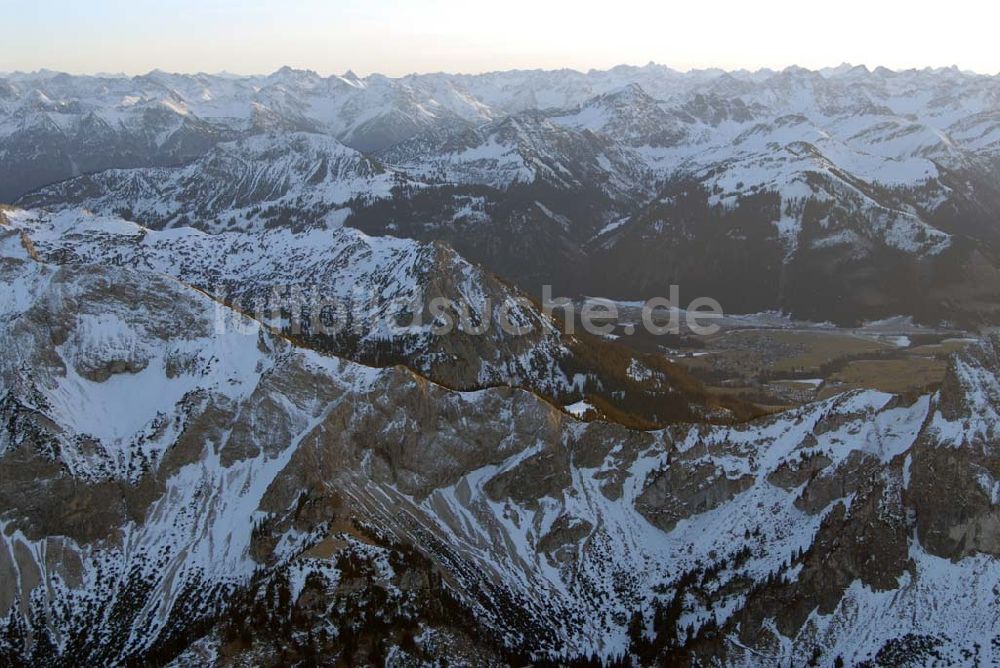 Kempten von oben - Sonnenuntergangsstimmung über den Alpenketten südlich der Region Kempten im Allgäu (Bayern)