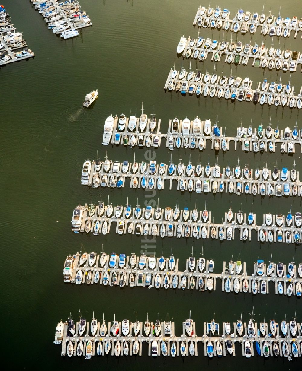 Long Beach aus der Vogelperspektive: Sonnne über dem Yachthafen mit Sportboot- Anlegestellen und Bootsliegeplätzen am Uferbereich der Pazifikküste in Long Beach in Kalifornien, USA