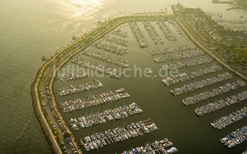 Luftbild Long Beach - Sonnne über dem Yachthafen mit Sportboot- Anlegestellen und Bootsliegeplätzen am Uferbereich der Pazifikküste in Long Beach in Kalifornien, USA