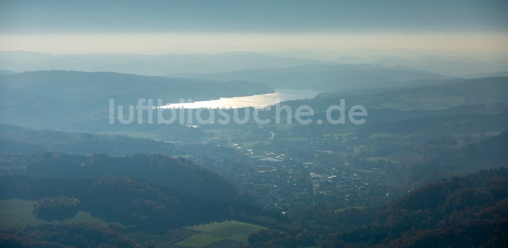 Sundern (Sauerland) von oben - Sorpesee im herbstlichen Dunst in Sundern im Bundesland Nordrhein-Westfalen