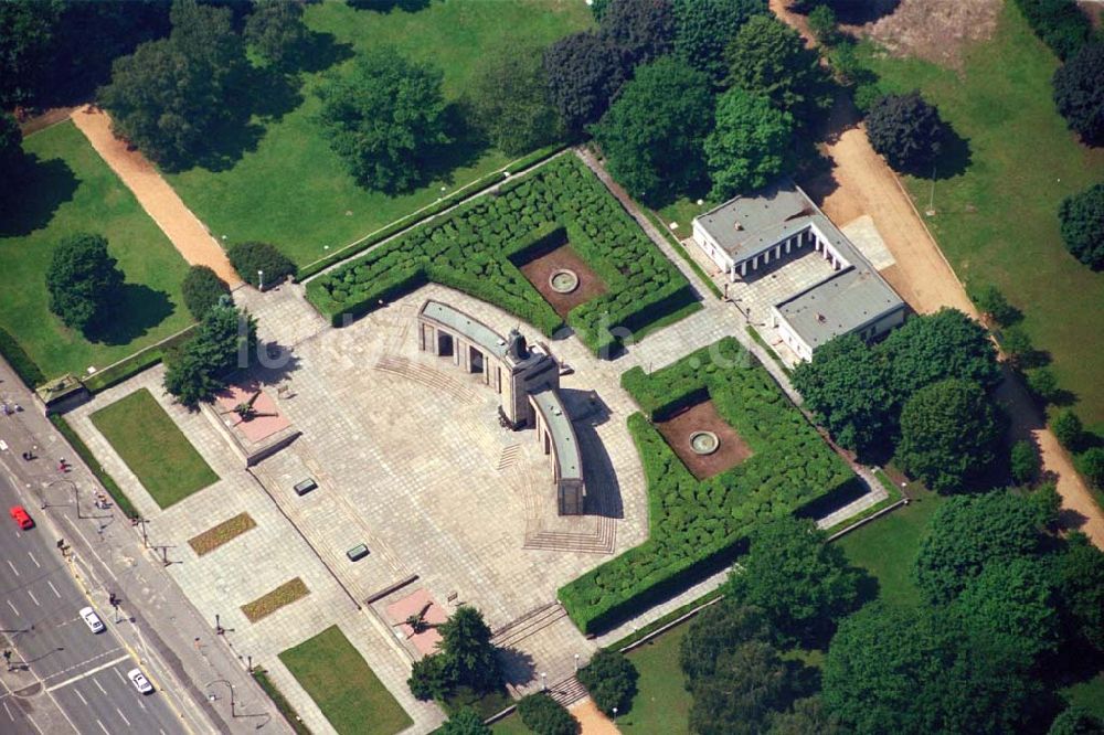 Berlin-Tiergarten aus der Vogelperspektive: Sowjet. Ehrenmal im Berliner Tiergarten.