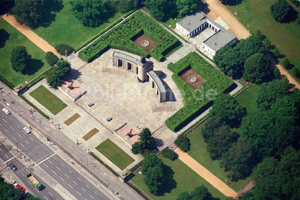 Luftbild Berlin-Tiergarten - Sowjet. Ehrenmal im Berliner Tiergarten.