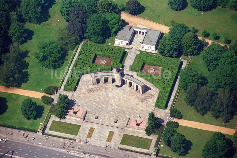 Luftaufnahme Berlin-Tiergarten - Sowjet. Ehrenmal im Berliner Tiergarten.