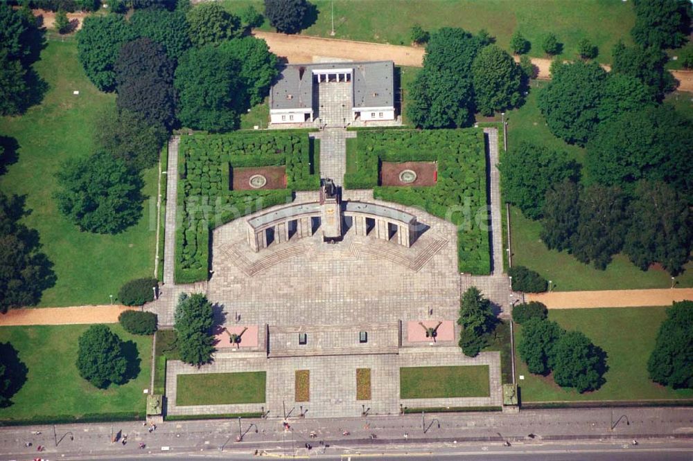 Berlin-Tiergarten von oben - Sowjet. Ehrenmal im Berliner Tiergarten.