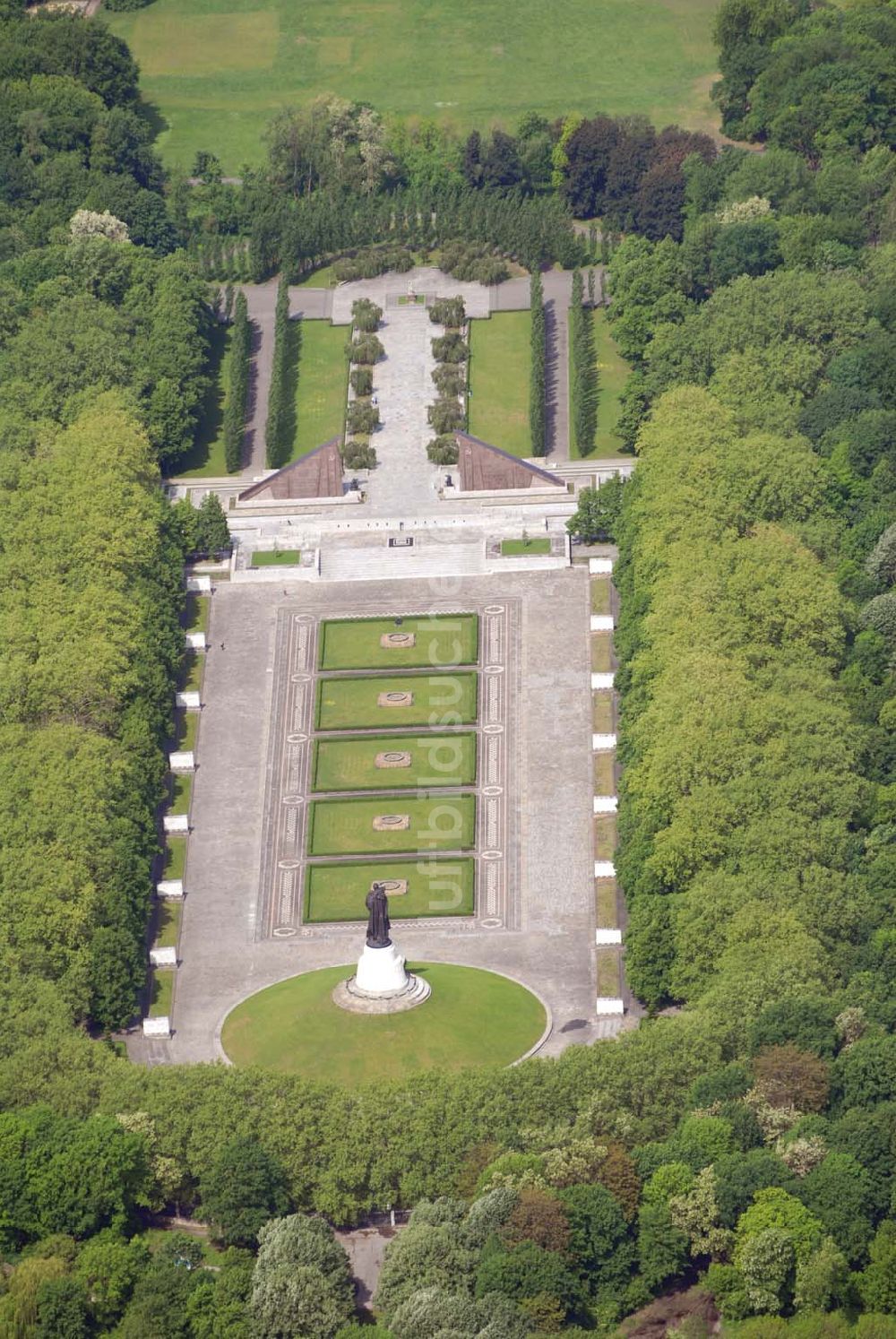 Luftbild Berlin - Sowjetische Ehrenmal im Tiergarten