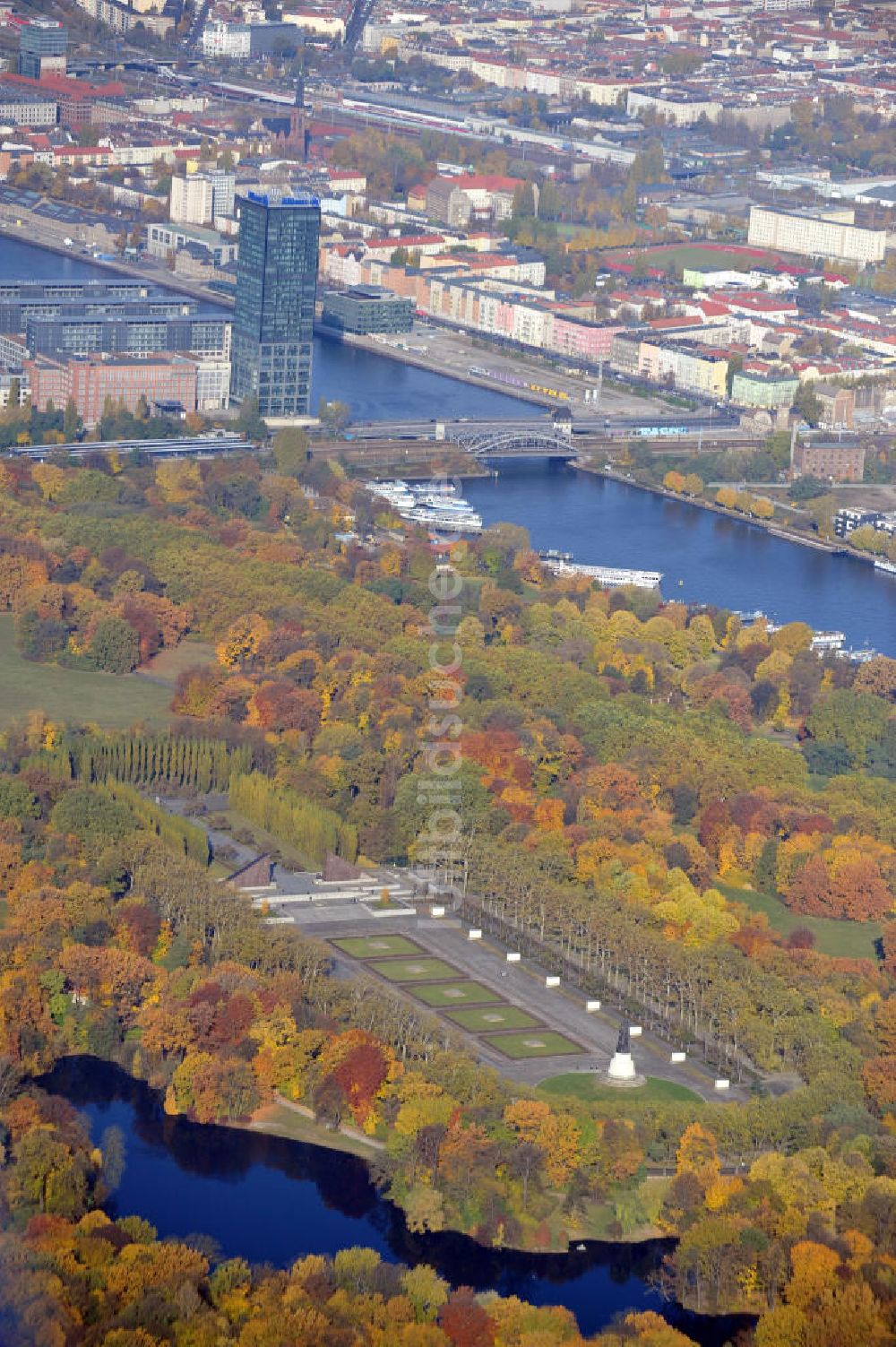 Luftbild Berlin - Sowjetische Ehrenmal im Treptower Park