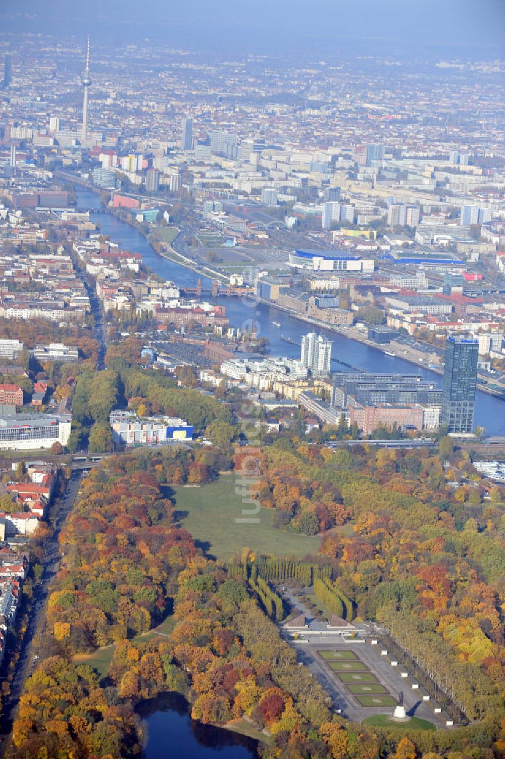 Berlin von oben - Sowjetische Ehrenmal im Treptower Park