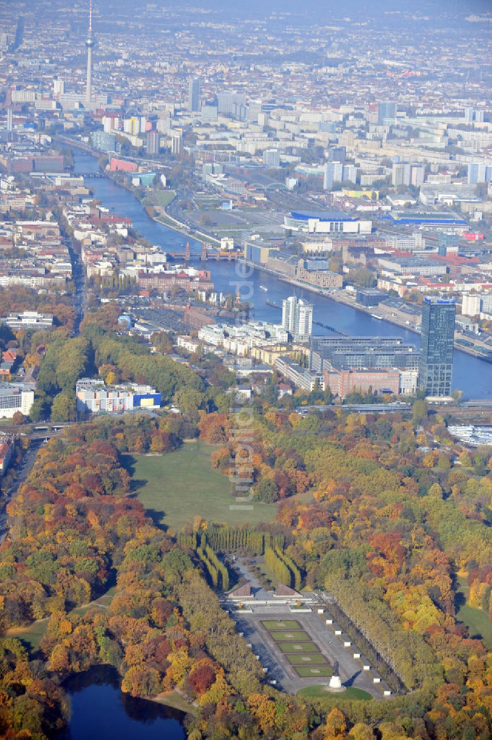 Berlin aus der Vogelperspektive: Sowjetische Ehrenmal im Treptower Park