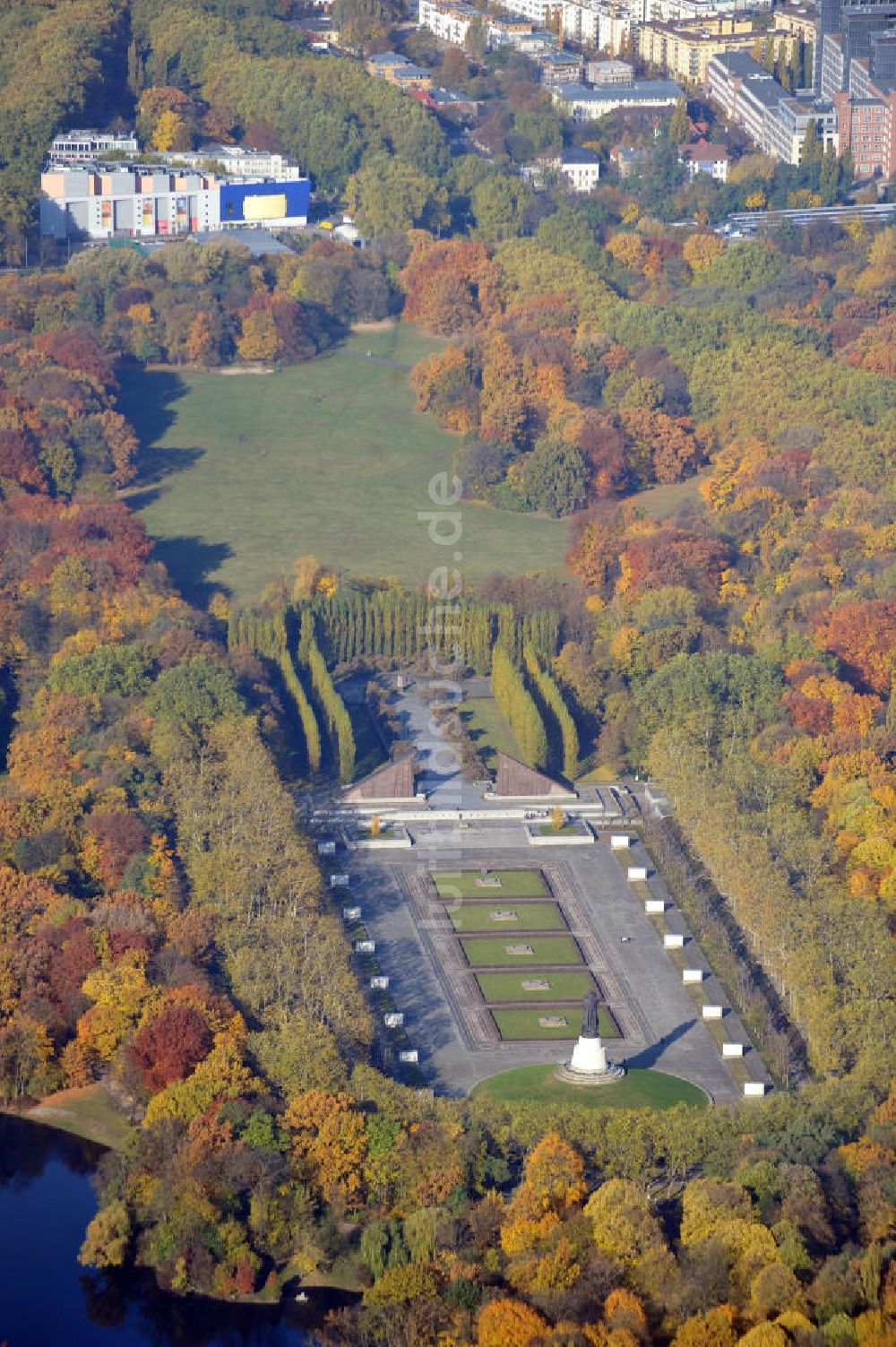 Luftbild Berlin - Sowjetische Ehrenmal im Treptower Park