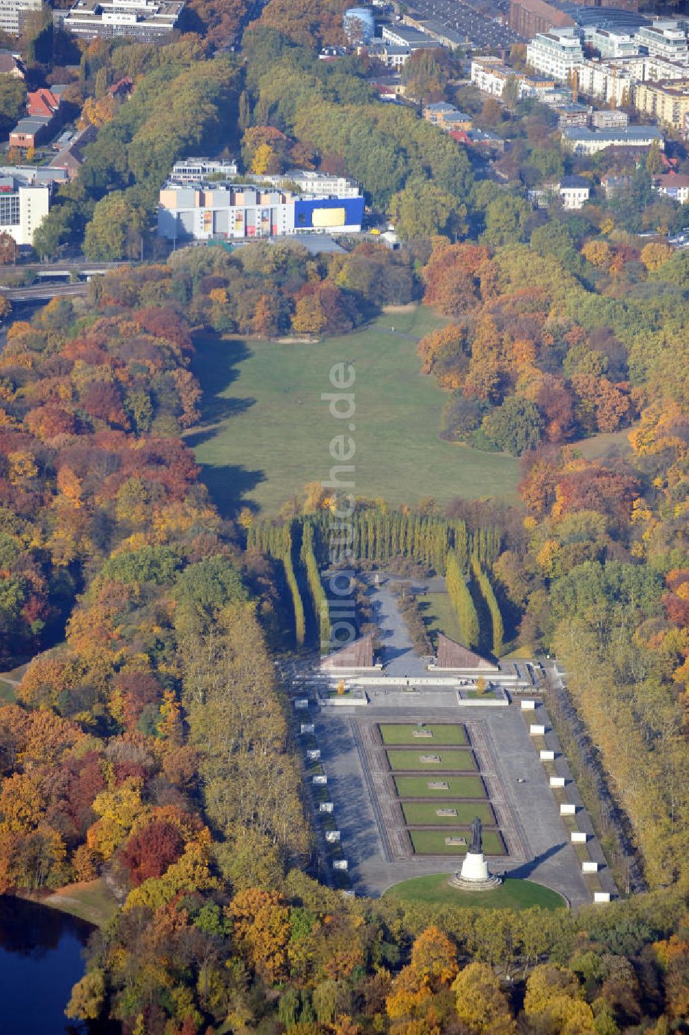 Luftaufnahme Berlin - Sowjetische Ehrenmal im Treptower Park