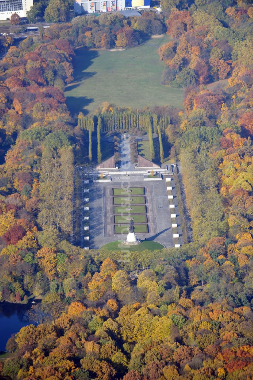 Berlin von oben - Sowjetische Ehrenmal im Treptower Park