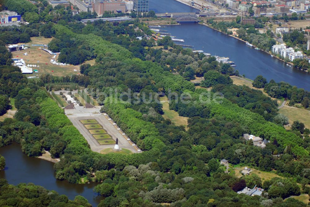 Berlin aus der Vogelperspektive: Sowjetisches Ehrendenkmal im Treptower Park Berlin