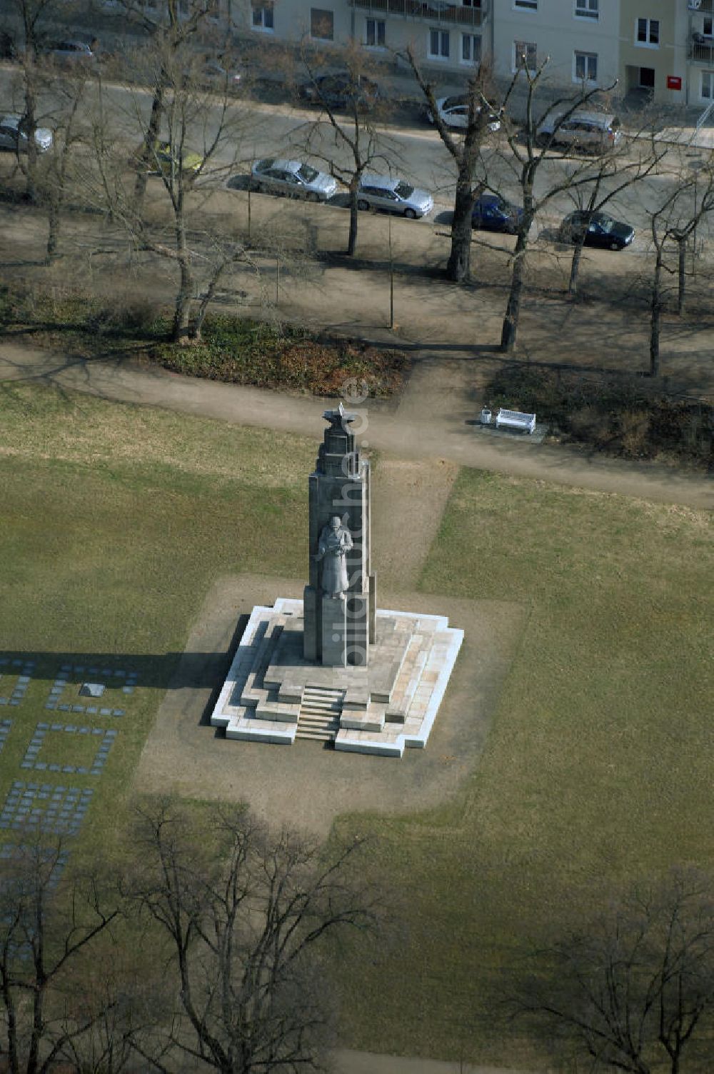 Luftaufnahme FRANKFURT / ODER - Sowjetisches Ehrenmal mit Ehrenfriedhof auf dem Anger in Frankfurt