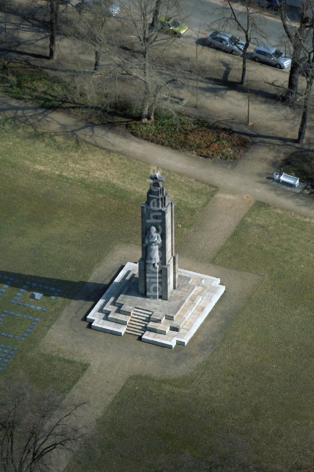 FRANKFURT / ODER von oben - Sowjetisches Ehrenmal mit Ehrenfriedhof auf dem Anger in Frankfurt