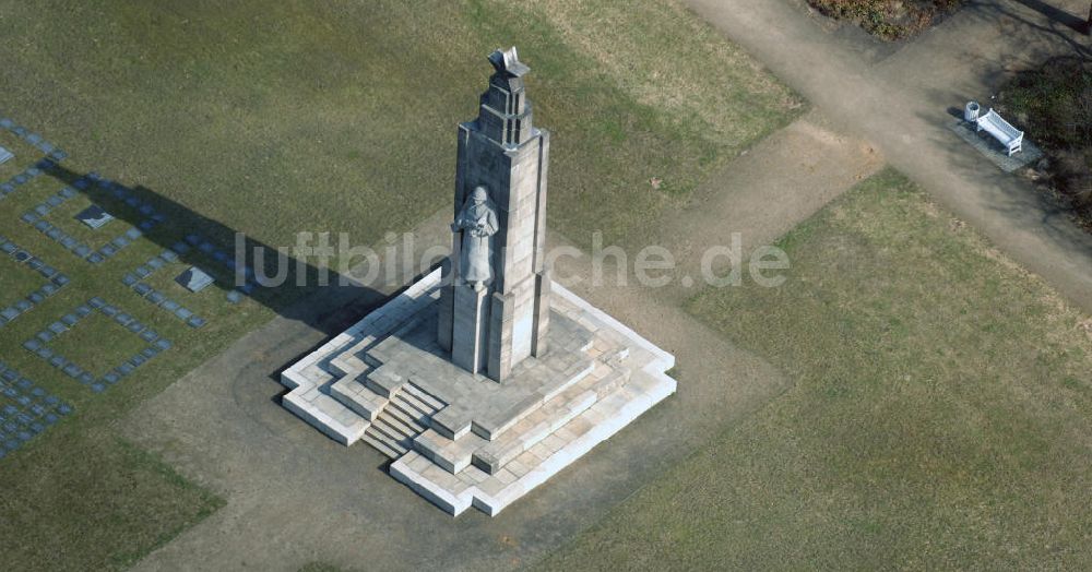 FRANKFURT / ODER aus der Vogelperspektive: Sowjetisches Ehrenmal mit Ehrenfriedhof auf dem Anger in Frankfurt