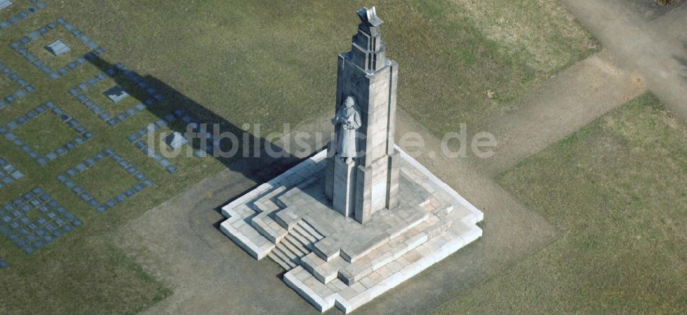 Luftaufnahme FRANKFURT / ODER - Sowjetisches Ehrenmal mit Ehrenfriedhof auf dem Anger in Frankfurt