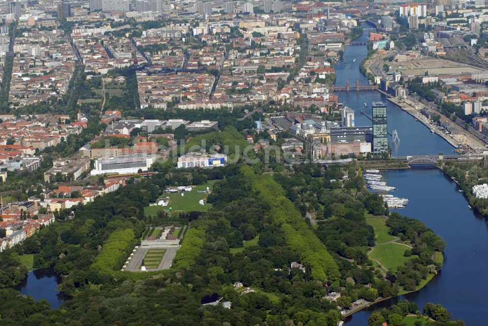 Berlin aus der Vogelperspektive: Sowjetisches Ehrenmal im Treptower Park