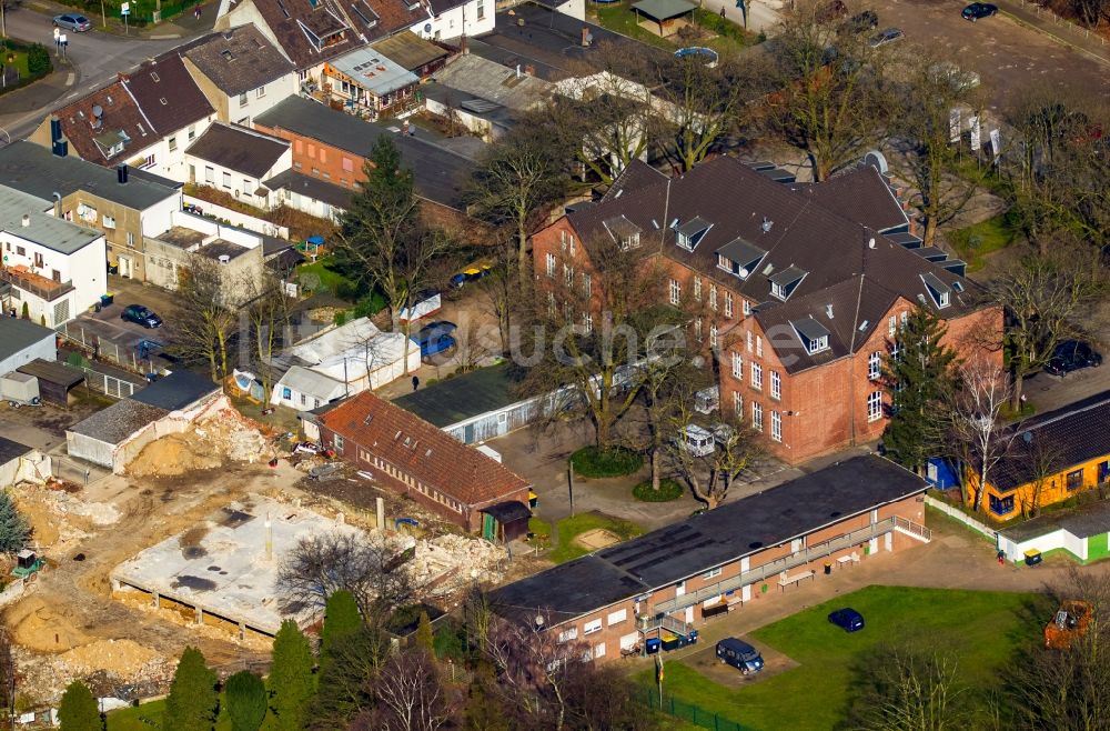 Moers von oben - Sozialeinrichtung, Familienzentrum und SCI Jugendsozialzentrum an der Barbarastraße in Moers im Bundesland Nordrhein-Westfalen