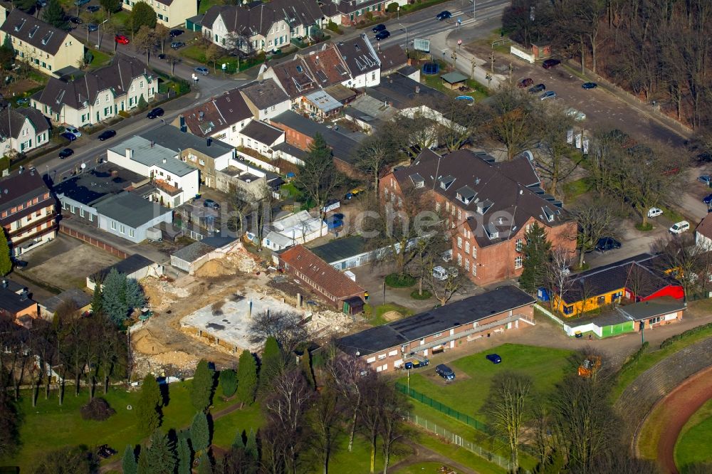 Moers aus der Vogelperspektive: Sozialeinrichtung, Familienzentrum und SCI Jugendsozialzentrum an der Barbarastraße in Moers im Bundesland Nordrhein-Westfalen