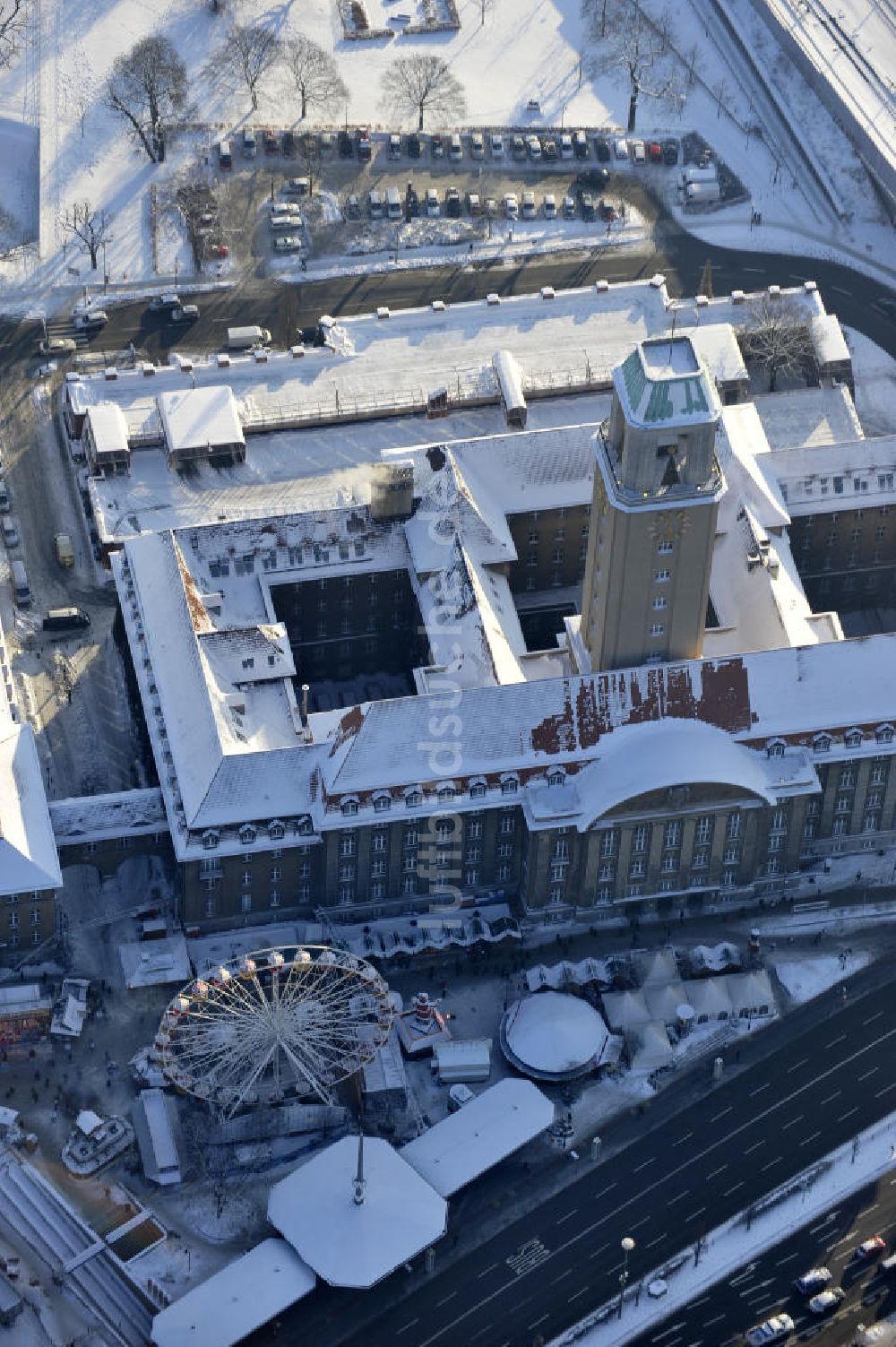 Berlin von oben - Spandauer Rathaus und dem davor beginnenden traditionellen Spandauer Weihnachtsmarkt