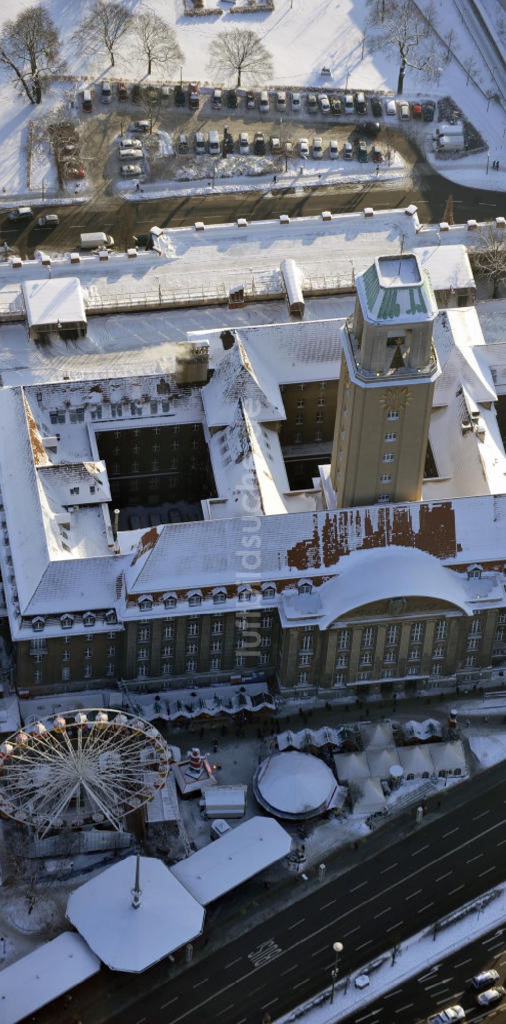 Berlin aus der Vogelperspektive: Spandauer Rathaus und dem davor beginnenden traditionellen Spandauer Weihnachtsmarkt