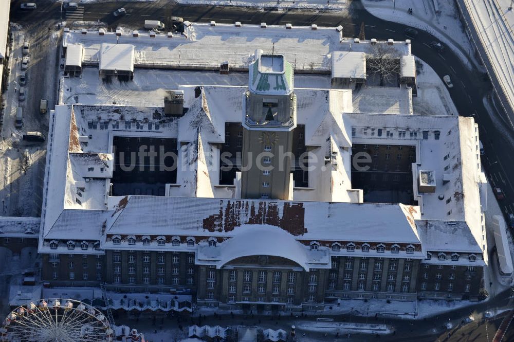 Luftbild Berlin - Spandauer Rathaus und dem davor beginnenden traditionellen Spandauer Weihnachtsmarkt