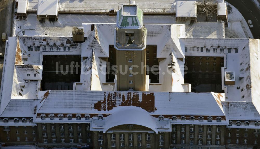 Luftaufnahme Berlin - Spandauer Rathaus und dem davor beginnenden traditionellen Spandauer Weihnachtsmarkt