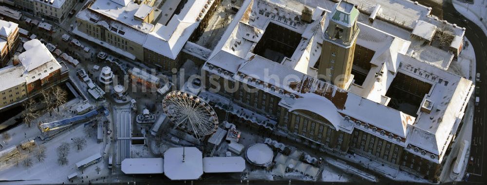 Berlin von oben - Spandauer Rathaus und dem davor beginnenden traditionellen Spandauer Weihnachtsmarkt