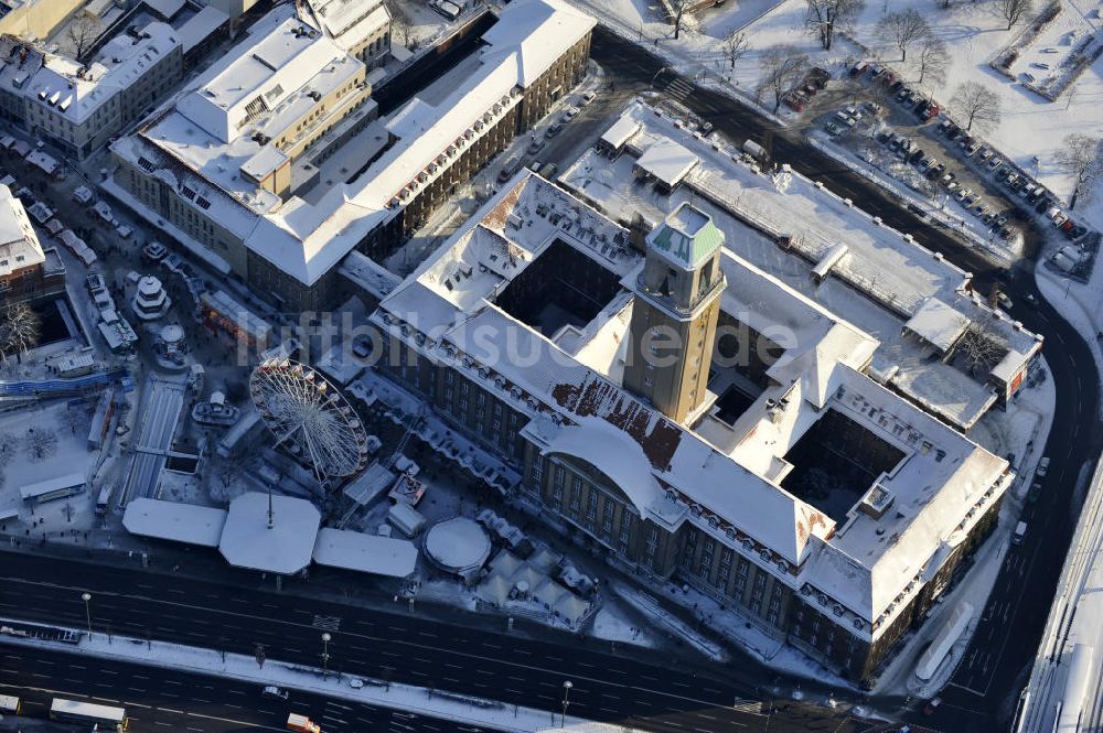 Berlin aus der Vogelperspektive: Spandauer Rathaus und dem davor beginnenden traditionellen Spandauer Weihnachtsmarkt