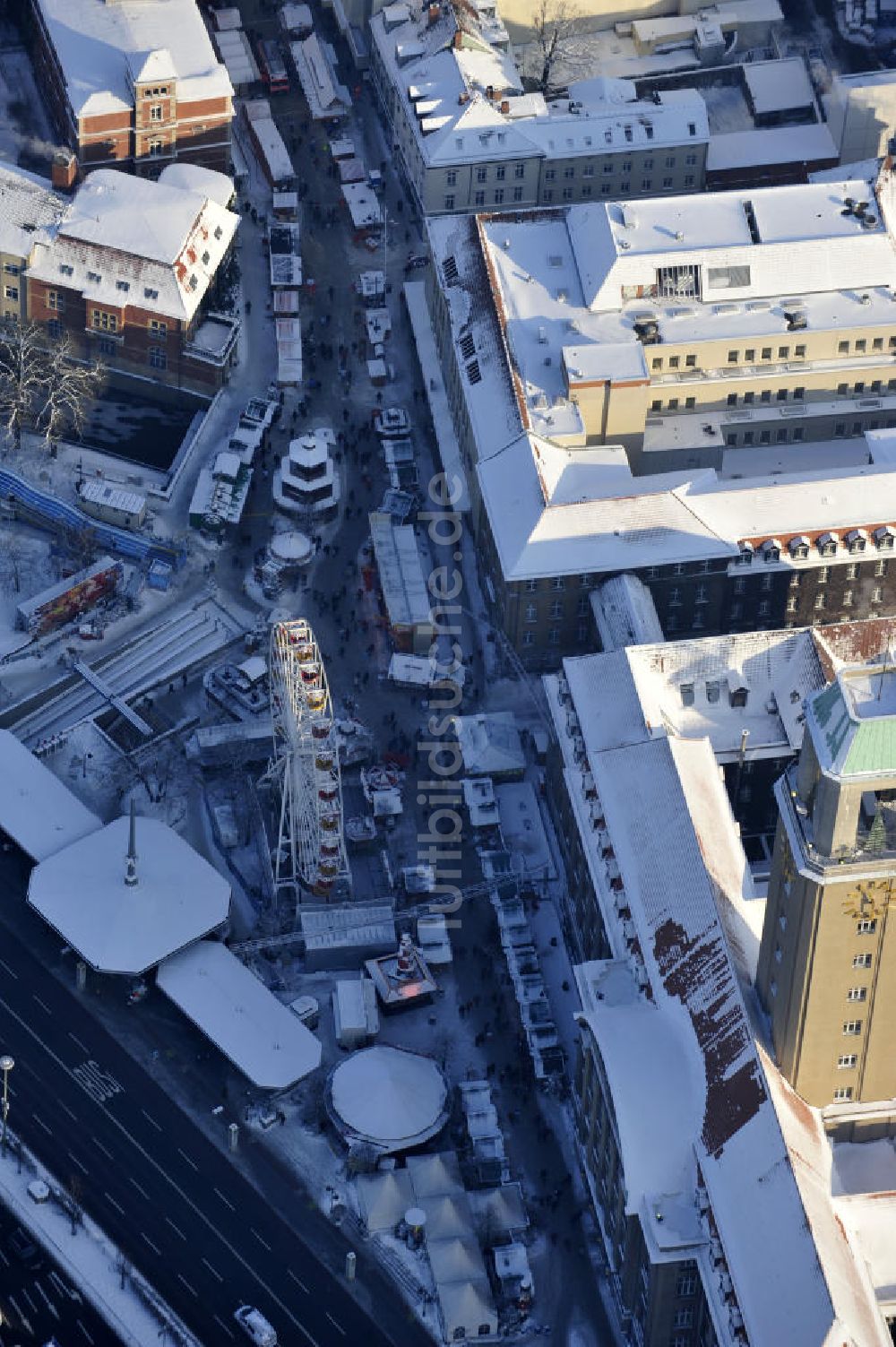 Luftbild Berlin - Spandauer Rathaus und dem davor beginnenden traditionellen Spandauer Weihnachtsmarkt