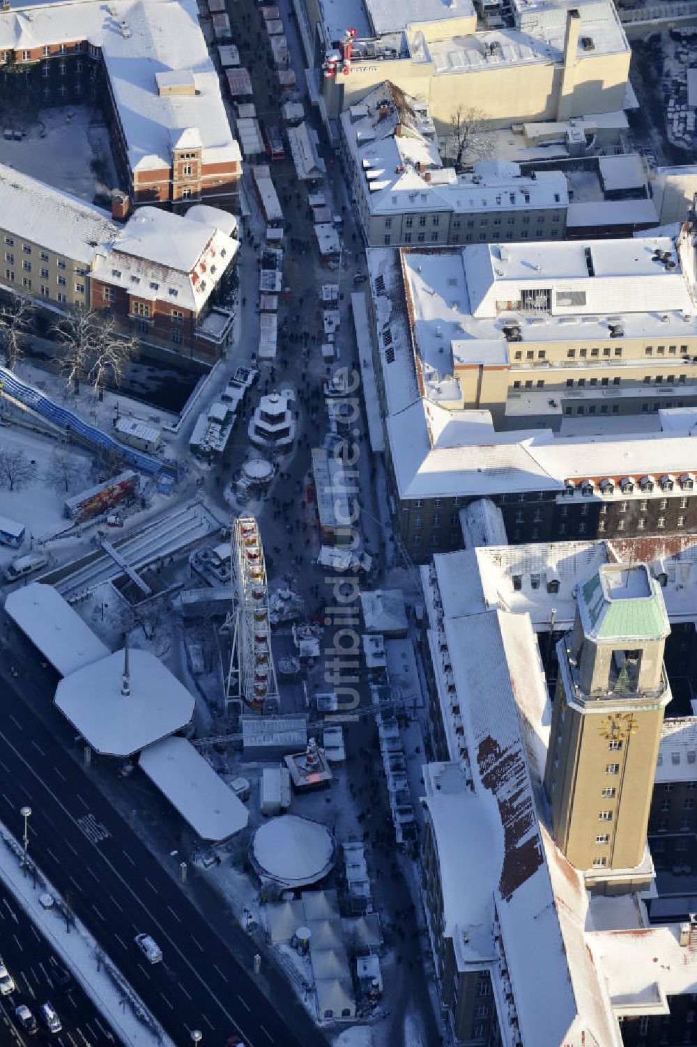 Luftaufnahme Berlin - Spandauer Rathaus und dem davor beginnenden traditionellen Spandauer Weihnachtsmarkt