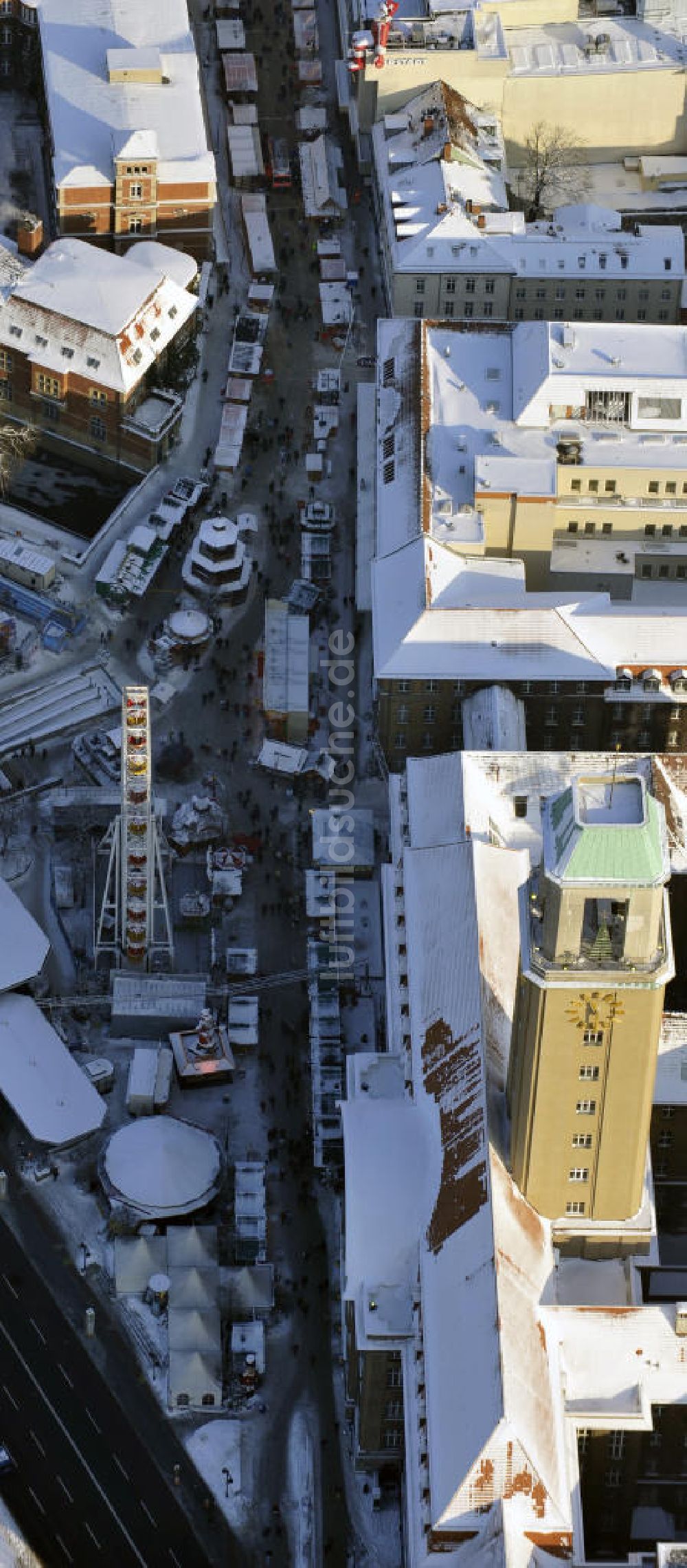 Berlin von oben - Spandauer Rathaus und dem davor beginnenden traditionellen Spandauer Weihnachtsmarkt