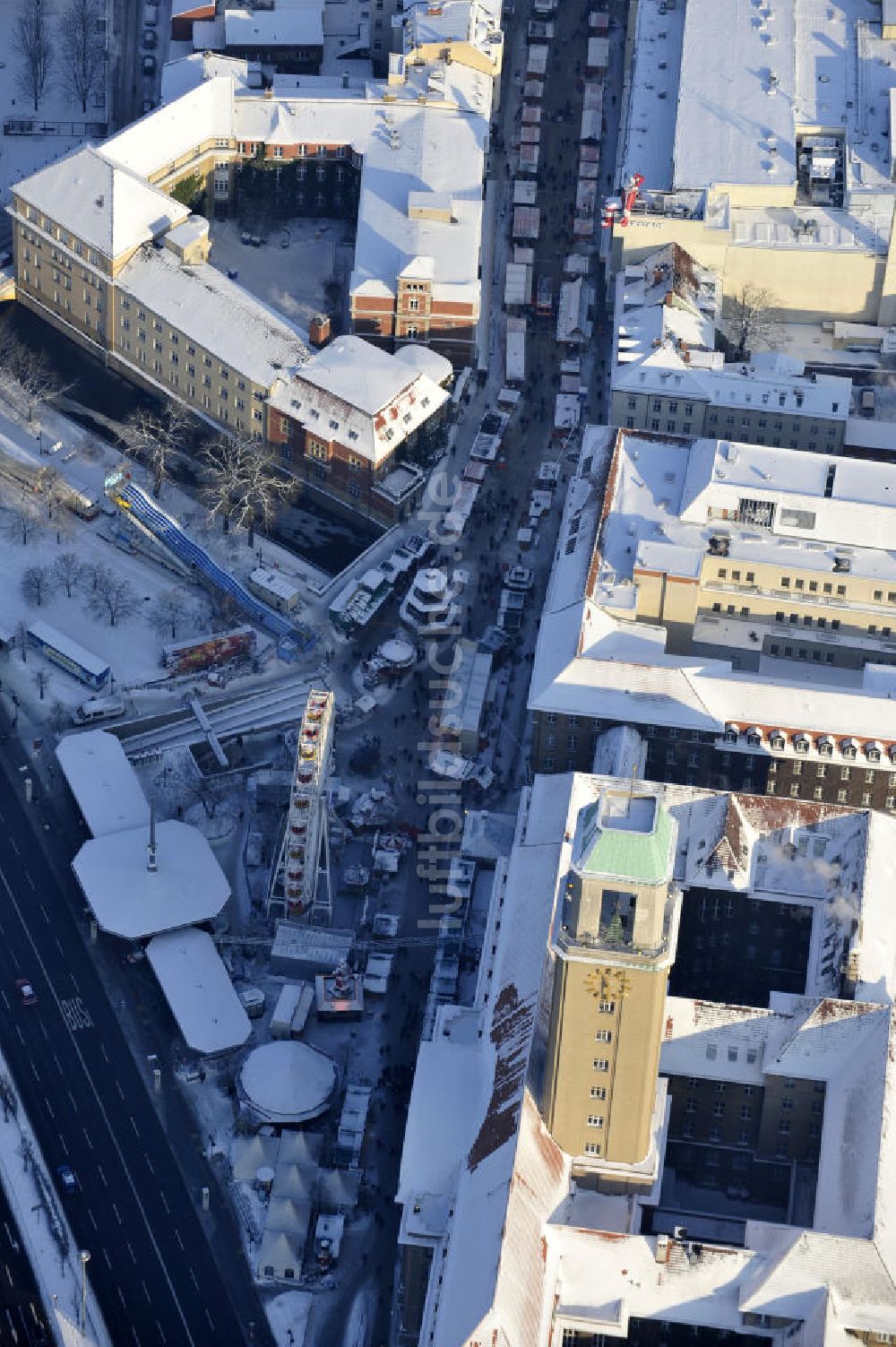 Berlin aus der Vogelperspektive: Spandauer Rathaus und dem davor beginnenden traditionellen Spandauer Weihnachtsmarkt