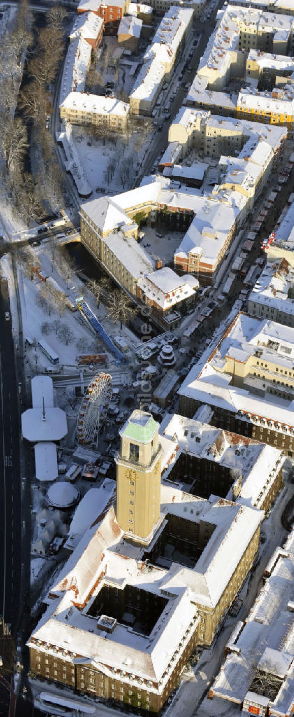 Luftbild Berlin - Spandauer Rathaus und dem davor beginnenden traditionellen Spandauer Weihnachtsmarkt